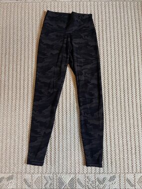 colorfulkoala Camo High-Waist Leggings in Black